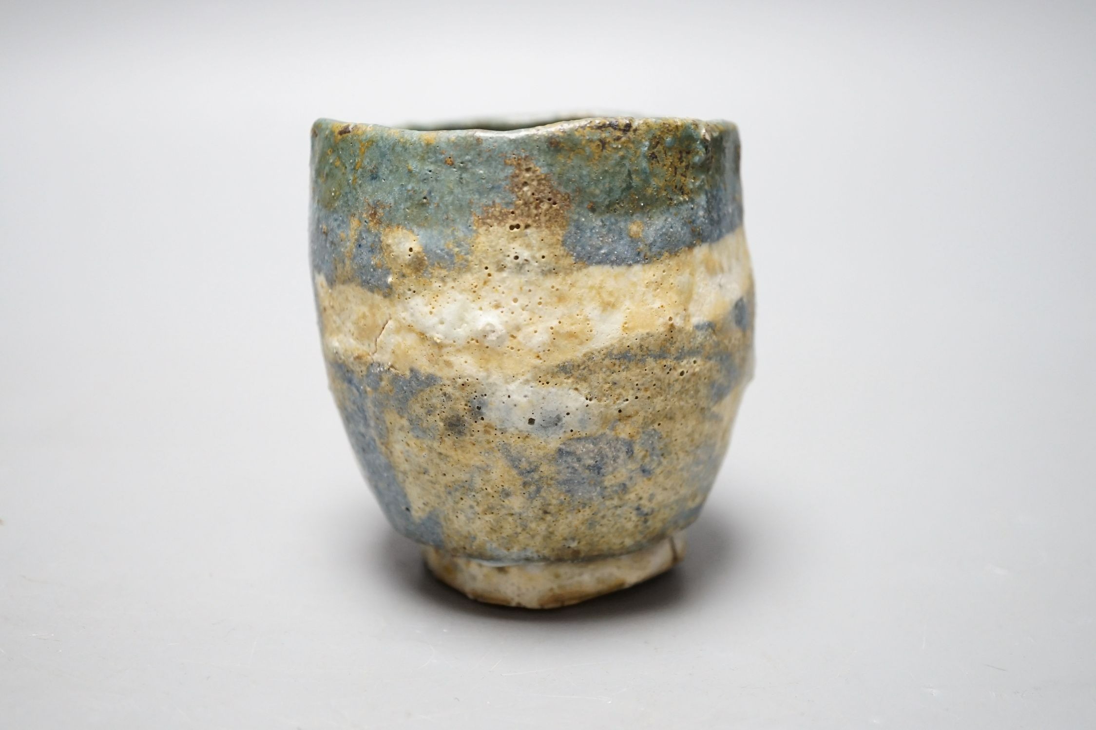 Ewen Henderson (1934-2000), a hand-built mixed laminated clay unomi, 9cm tall